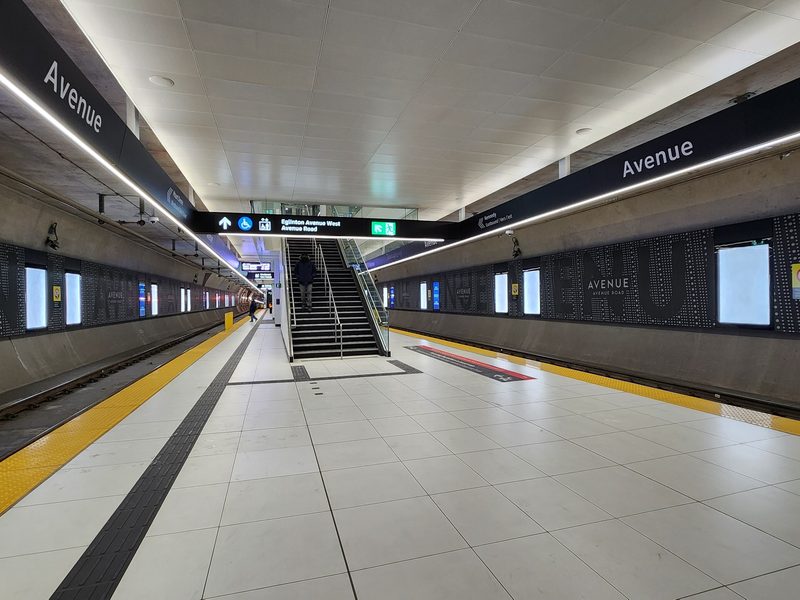 Underground platform at Avenue station on Line 5 Eglinton. Photo by 42-BRT, CC BY-SA 4.0