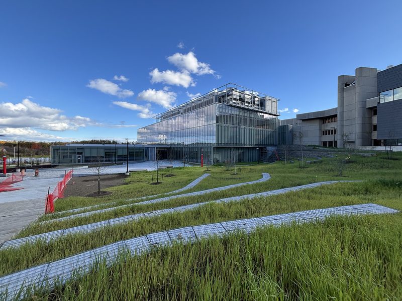 New Science Building at the University of Toronto Mississauga. Photo by Canmenwalker, CC BY 4.0